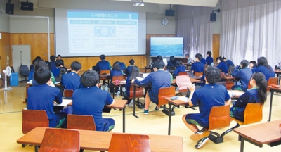 写真：生徒たちが生成ＡＩについて学んだ体験教室