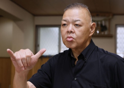 写真：インタビューに答える田子ノ浦親方