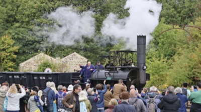 写真：２６日、英中部シルドンを走る２００年前のモデルを再現した蒸気機関車（共同）