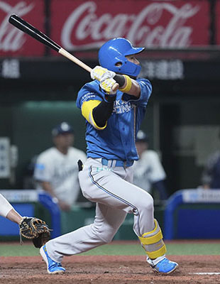 写真：５回日本ハム１死二、三塁、水野が中越えに勝ち越し３ランを放つ＝ベルーナドーム