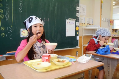 写真：「焼きたらこ」を味わう虎杖小の児童