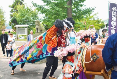 写真：６年ぶりに壮瞥神社境内で披露された仲洞爺獅子舞