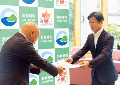 写真：感謝状を受け取る高橋社長（右）（提供写真）