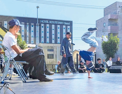 写真：ダンスバトルで技を披露する出場者