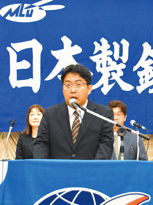 写真：第１５２回定期大会であいさつする佐藤組合長