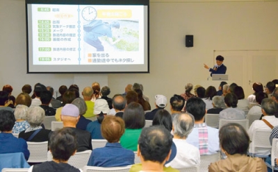 写真：自身の一日や気象情報コーナーの舞台裏を解説する浜崎気象予報士