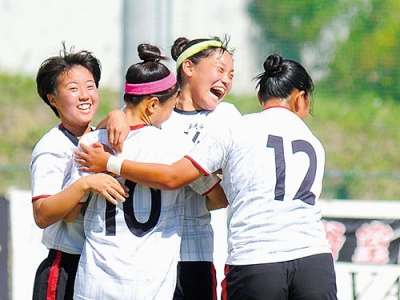 写真：【大谷室蘭－札幌大谷】決勝点を決め喜ぶ大谷室蘭イレブン