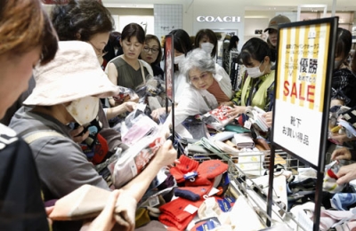 写真：大丸福岡天神店で始まったプロ野球のソフトバンクホークス優勝記念セールで商品を手に取る人たち＝２８日午前、福岡市