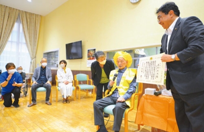 写真：小笠原市長（右）や職員、入所者に感謝の言葉を述べる尾形さん