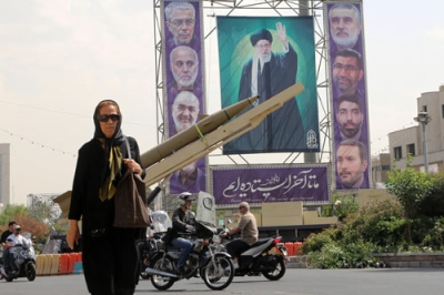 写真：イランの首都テヘランの広場に展示されたミサイル＝２７日（ゲッティ＝共同）