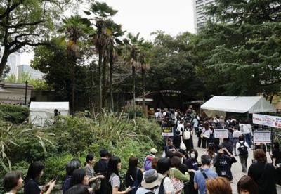 写真：建て替え工事前の最後のコンサートが開催される日比谷公園大音楽堂を訪れた人たち＝２８日午後、東京都千代田区
