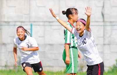 写真：【大谷室蘭－北照】前半１６分、先制点を決めて喜ぶ大谷室蘭・白濱＝函館フットボールパーク