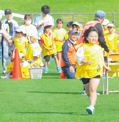 写真：全速力でコースを駆け抜ける子ども