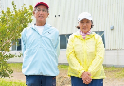 写真：優勝を飾った水戸さん（左）と荒さん