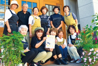写真：バザーをＰＲするガーデニングボランティア