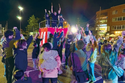 写真：ＤＪの音楽に合わせて盆踊りを楽しむ来場者