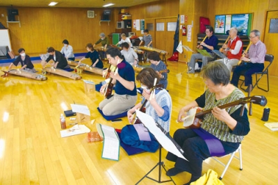 写真：演奏会に向けて練習に励む会員