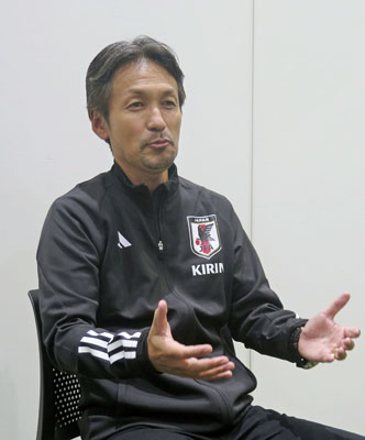 写真：取材に応じるサッカー女子日本代表の狩野倫久コーチ＝９月、千葉市