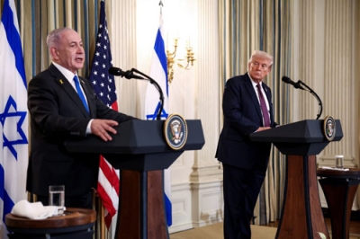 写真：２９日、ワシントンのホワイトハウスで共同記者発表をするイスラエルのネタニヤフ首相（左）とトランプ米大統領（ロイター＝共同）
