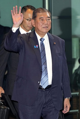 写真：首相官邸に入る石破首相＝３０日午前