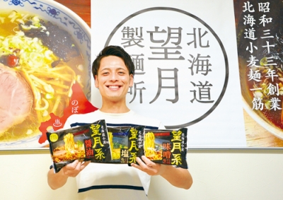 写真：「望月系」の販売開始をＰＲする望月専務