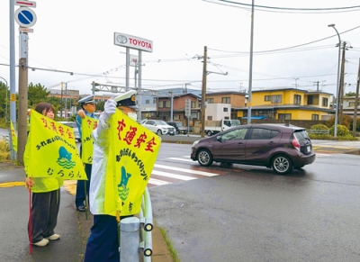 写真：ドライバーに安全運転を呼びかける参加者