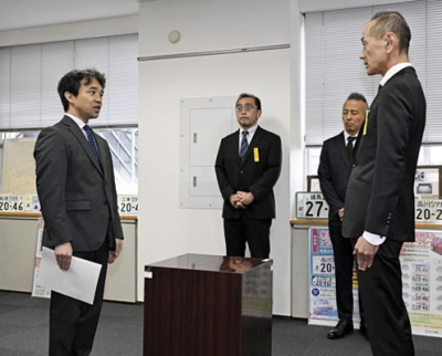 写真：東京運輸支局で通知文書を受け取った日本郵便の五味儀裕執行役員（左）＝１日午前、東京都品川区