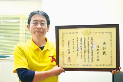 写真：内閣総理大臣表彰を受け、防災教育への気持ちを新たにする阿部さん