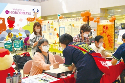 写真：認知症フェアに訪れた来場者たち