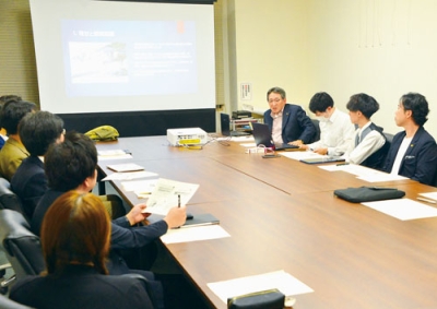 写真：提言の内容について説明する斎藤会長（中央）