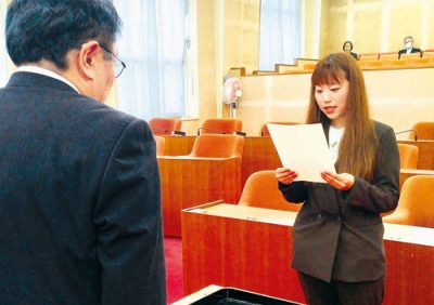 写真：小笠原市長に服務宣誓する新山さん