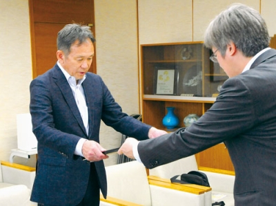 写真：感謝状を受け取る平口社長（左）