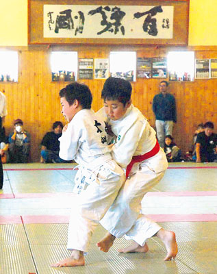 写真：技を繰り出し勝利を目指す選手たち