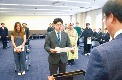 写真：入学生を代表して松田学長に宣誓する山田さん