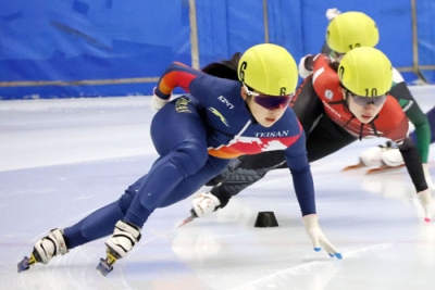 写真：ショートトラックの全日本距離別選手権で滑走する関口綾野（手前）