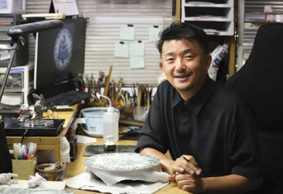 写真：ユニークな作品作りに取り組んでいる九谷焼作家の北村和義さん＝石川県小松市