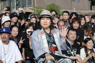 写真： 集まったファンや市民と写真撮影する真矢（中央）＝神奈川県秦野市