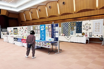 写真：会場に並ぶ作品