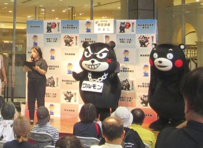 写真：イベントに登場した熊本県警の新マスコット「ワルモン」と県のＰＲキャラクター「くまモン」＝９月、熊本市（県警提供）