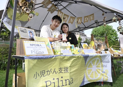 写真：小児がん患者支援のためにレモネードを販売する土井颯大さん。右は活動を支える母のかおりさん＝９月、大阪市鶴見区