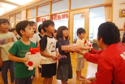 写真：菓子などを受け取る子どもたち