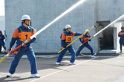 写真：訓練大会で放水する団員（提供写真）
