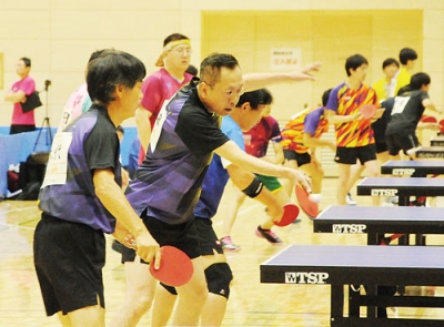 写真：懸命に球を打ち返す出場ペア