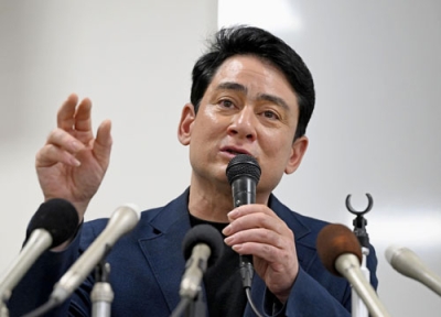 写真：記者会見するアルピニストの野口健さん＝２日午後、釧路市