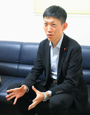 写真：「公約をどう実現していくかが重要」と訴える臼木議員