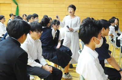 写真：高村さんの講話に耳を傾ける生徒たち