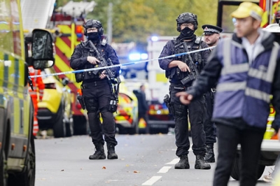 写真：テロが発生したユダヤ教会堂付近に立つ警察官＝２日、英中部マンチェスター（Ｐｅｔｅｒ　Ｂｙｒｎｅ／ＰＡ通信・共同）