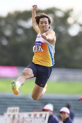 写真：全日本実業団対抗選手権の男子走り幅跳びで優勝した泉谷駿介＝維新みらいふスタジアム
