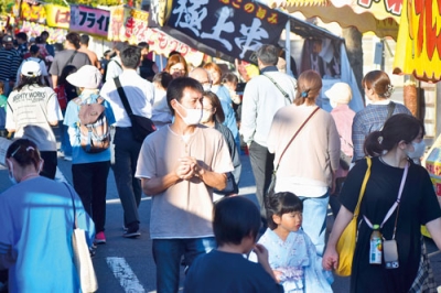 写真：例年多くの人が訪れる相馬神社秋季例大祭の露店街（写真は過去の例大祭の様子）