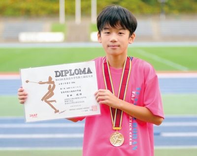 写真：道大会優勝の賞状を手に笑顔を見せる吉田選手